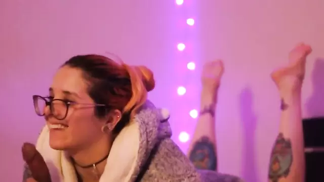 Бразильская красотка обожает делать минет чужому мужику